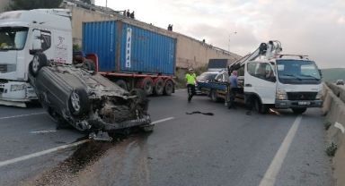 Bariyere çarpıp takla atan otomobil karşı şeride geçti