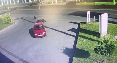 Benzin istasyonu girişinde motosiklet ve otomobil çarpıştı