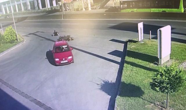 Benzin istasyonu girişinde motosiklet ve otomobil çarpıştı