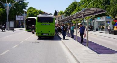 Büyükşehir 12 ilçede durakları yeniliyor