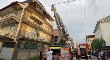 Çatıda çıkan yangın daireye sıçradı
