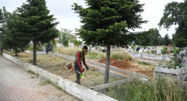 Çayırova’da mezarlıklar bayrama hazır