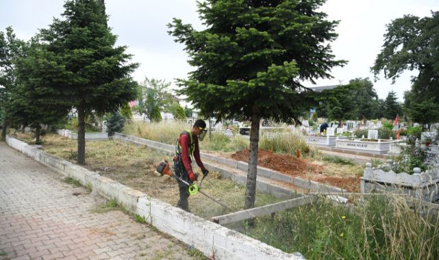 Çayırova’da mezarlıklar bayrama hazır