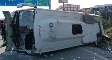 D-100'de işçileri taşıyan midibüs tıra çarptı: 13 yaralı