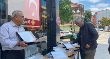 Erdoğan'ın zaferini 25 kilo baklava dağıtarak kutladı