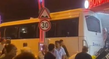 Freni boşalan park halindeki servis midibüsü markete daldı