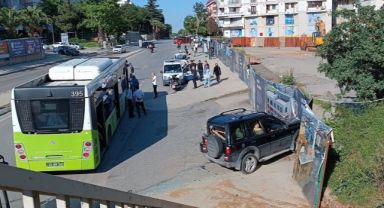 Gebze'de Belediye otobüsü ile SUV araç kazaya karıştı