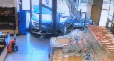 Gebze'de otomobil markete daldı