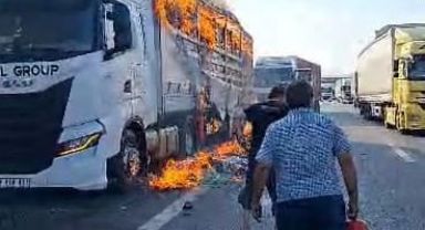 Gebze TEM'de tır alev alev yandı