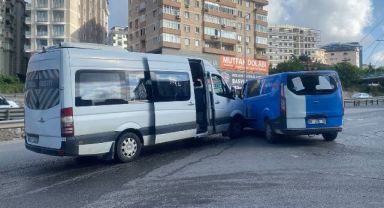 İşçi servisi ile kargo midibüsü çarpıştı: 4 yaralı