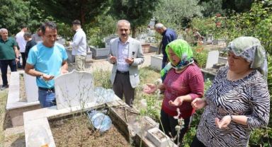 Kabir ziyareti yapan Çayırovalılara çiçek dağıtıldı