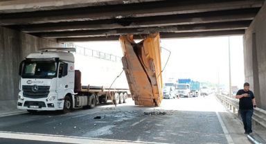 Kasası açılan tır köprüye sıkıştı: Sürücü yaralandı