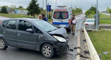Kavşakta iki otomobil çarpıştı: 1’i bebek 3 yaralı