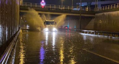 Kocaeli'de etkili olan yağmur caddeleri sular altında bıraktı
