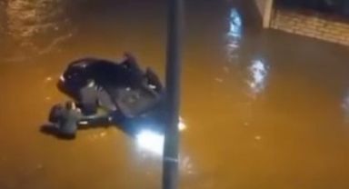 Kocaeli’de kuvvetli yağışta otomobil suya gömüldü