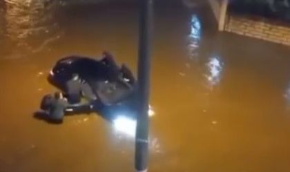 Kocaeli’de kuvvetli yağışta otomobil suya gömüldü