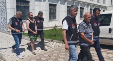 Komşularını baltayla ağır yaralayan baba ve oğul tutuklandı