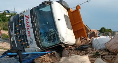 Lastiği patlayan hafriyat kamyonu başka bir araca çarpıp devrildi