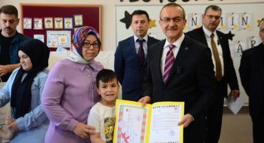 Minikler karnelerini valinin elinden aldı