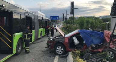 Otobüse çarpan otomobildeki aileden 3 kişi hayatını kaybetti