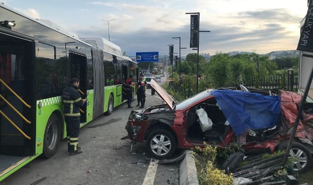 Otobüse çarpan otomobildeki aileden 3 kişi hayatını kaybetti