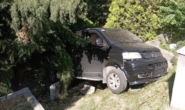Park halinde freni boşalan araç mezarların üzerine uçtu