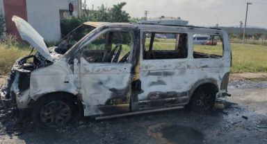 Park halindeki minibüs alev alev yandı