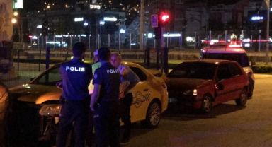 Ticari taksi ile çarpışan otomobilde bulunan yaşlı adam yaralandı