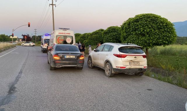 Trafik ışıklarında iki araç çarpıştı: 2 yaralı