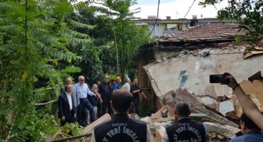 Vali Yavuz çöken metruk eve gitti