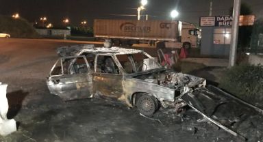 Yanan otomobili bırakıp kaçtı