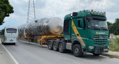 55 metre uzunluğunda yükle kavşaktan geçemedi, yolda kaldı