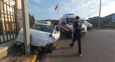 Alkollü sürücü önce ticari araca sonra direğe çarptı