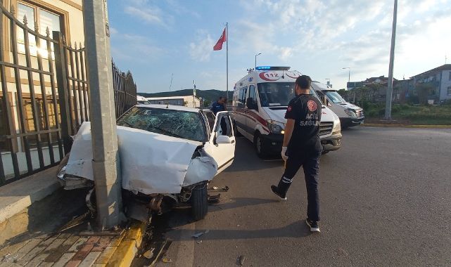 Alkollü sürücü önce ticari araca sonra direğe çarptı