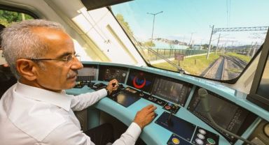 Bakan Uraloğlu, Milli Elektrikli Tren’i test etti