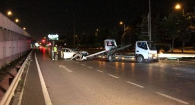 Bariyerlere çarpan otomobil yolun ortasında durabildi