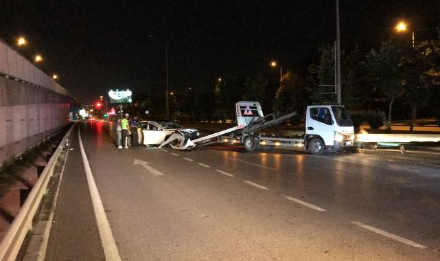 Bariyerlere çarpan otomobil yolun ortasında durabildi