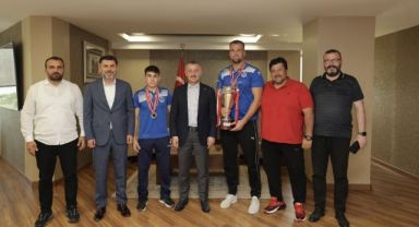 Başkan Büyükakın pehlivanları ağırladı