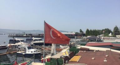 Büyükşehir Zabıtası rengi solan Türk Bayrağını yenisiyle değiştirdi