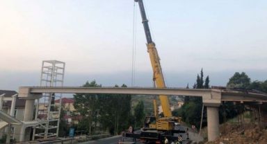 Darıca feribot yolu üstgeçidinin kirişleri monte edildi
