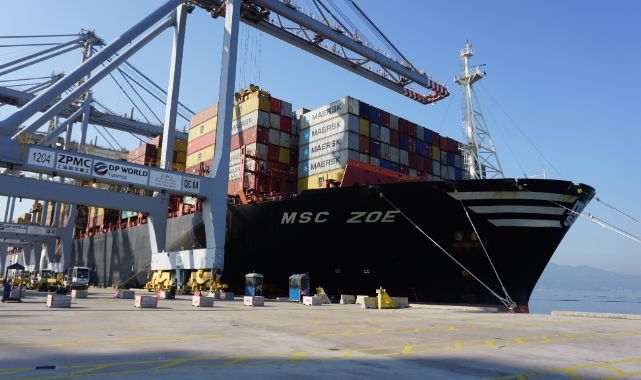 Dev konteyner gemisi İzmit Körfezi'ne demir attı