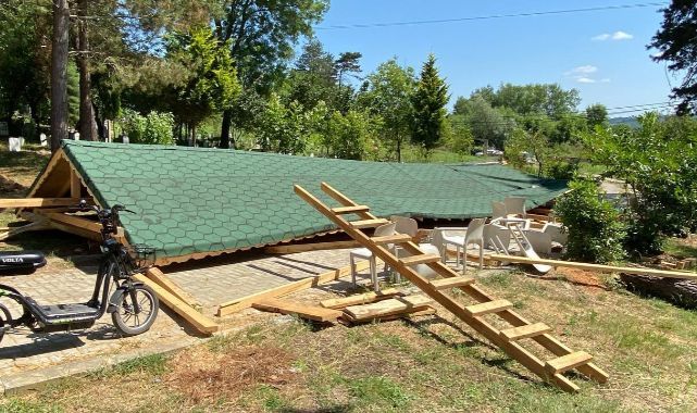 Dua okuyanların üzerine sundurma çöktü: 3 yaralı