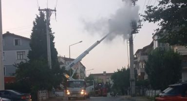 Elektrik direği alevlere teslim oldu, sokak elektriksiz kaldı