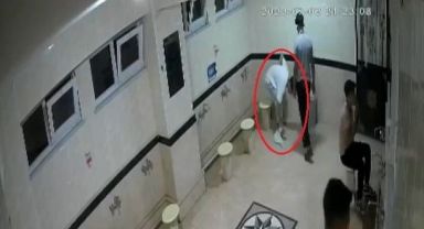 Ellerini kuruttuğu havluyla ayakkabısını sildi, cami musluklarını bozdu