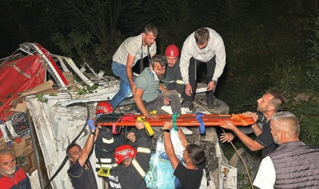 Eşya yüklü kamyon dere yatağına uçtu, ekipler seferber oldu