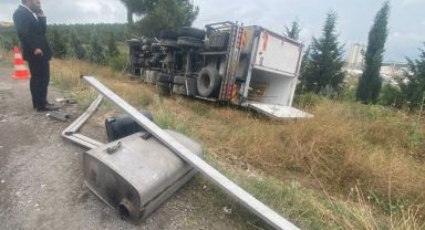 Gebze'de seyir halindeki kamyon devrildi