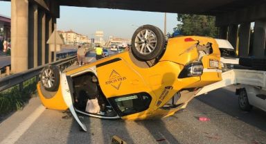 Kamyonetle çarpışan ticari taksi takla attı
