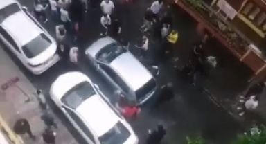 Kaza sonrası otomobilin camlarını sopayla kırdılar