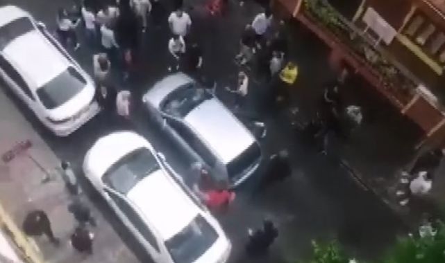 Kaza sonrası otomobilin camlarını sopayla kırdılar