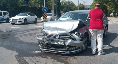 Kırmızı ışıkta geçen otomobil halk otobüsüne çarptı